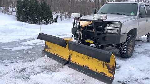 Plow truck #chevy2500hd#cateyetruck#8.1vortec #chevy4x4#bigblockchevy #fisherplows #vplow#budgetruck