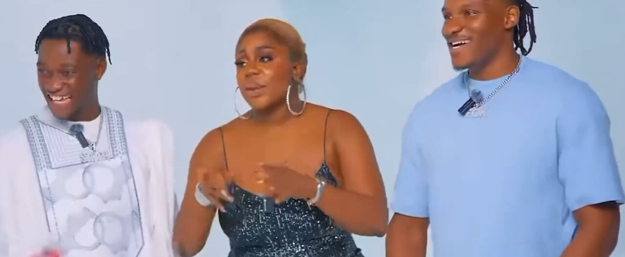 JESSESAAH on swipe left or right to find love on the Huntgame show