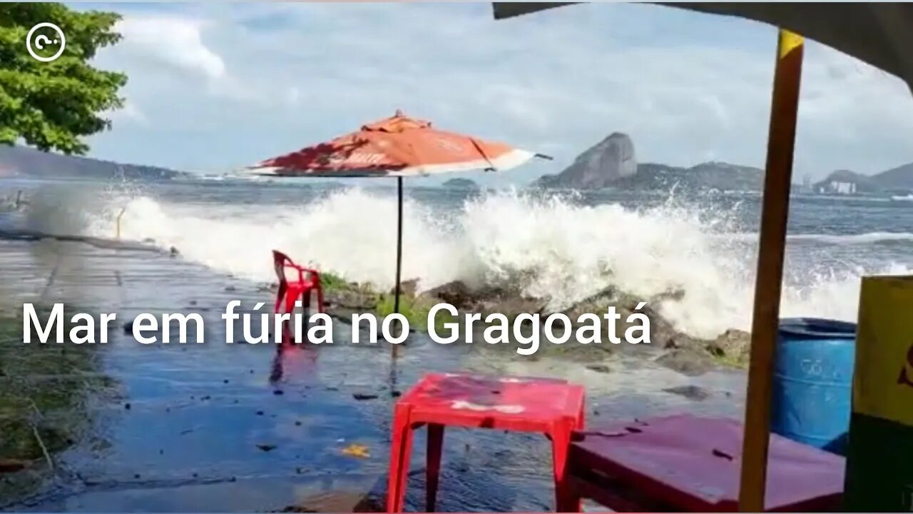 Mar invade o calçadão e a pista da orla de Gragoatá, Niterói, RJ