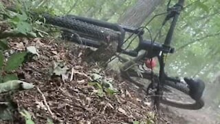 Trilho torna-se demasiado difícil para jovem ciclista