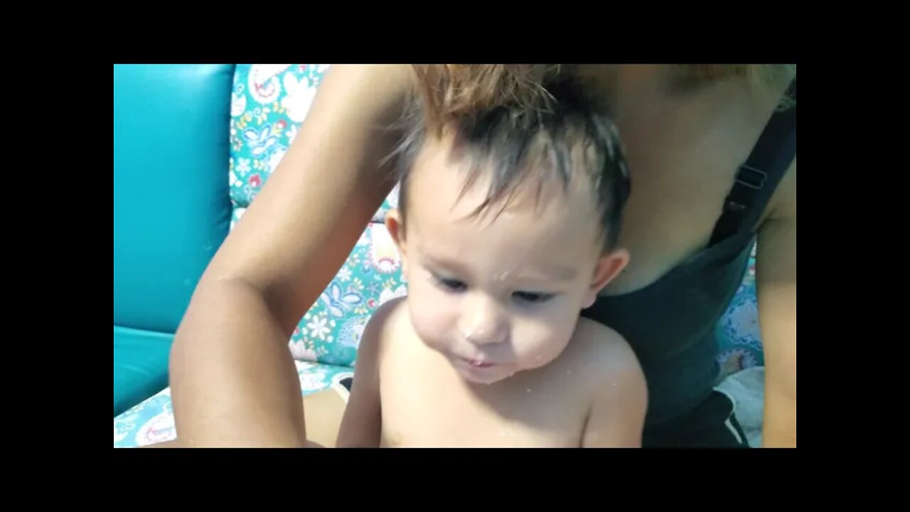 baby teaches how to eat cake