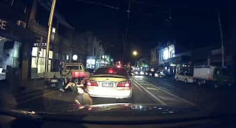 Una dashcam registra il terribile impatto tra un ciclista e un pedone