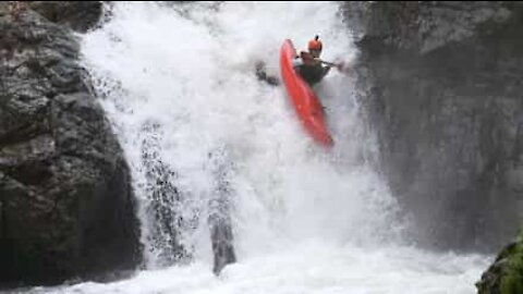 Un kayakeur aborde une cascade risquée au Mexique