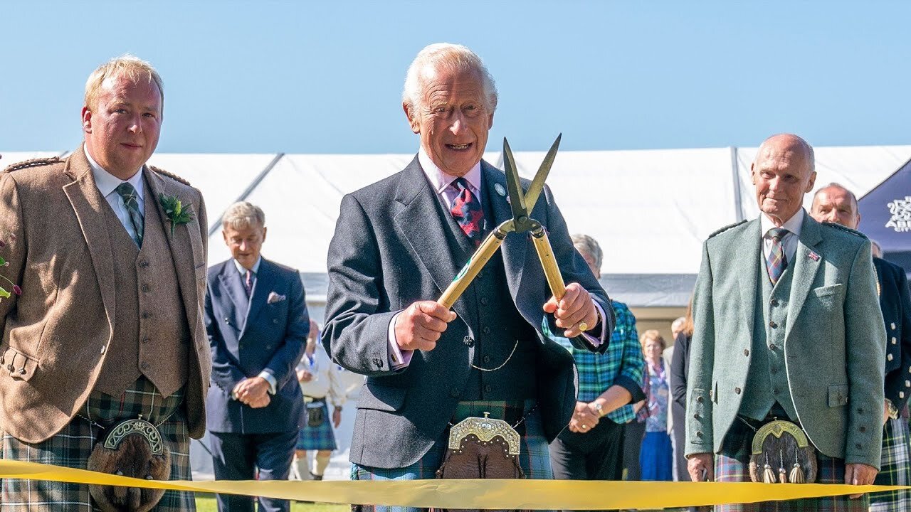 Carlos III sufre un curioso percance en la inauguración de una exposición floral