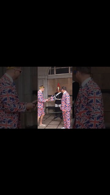 The kings guard smiles with patriotic Royal fan's #horseguardsparade