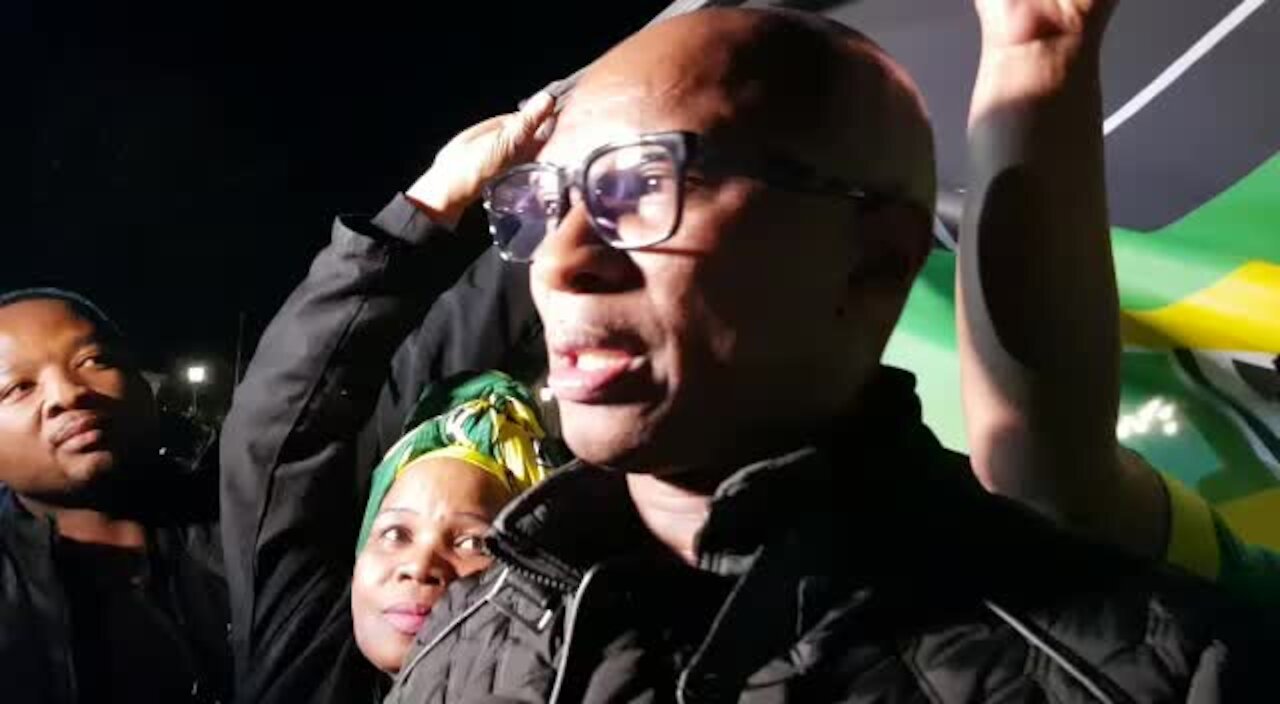 Zuma survives by tiny margin (QxQ)