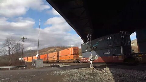 Westbound intermodal w/DPU