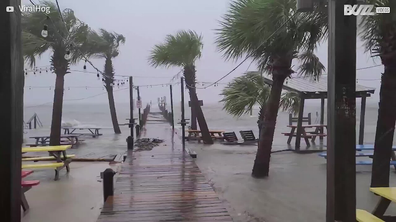 Furacão Sally invade praia e destrói pontão em praia da Flórida 1