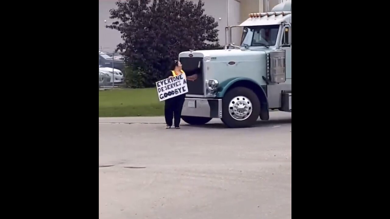 CLIMATE ACTIVIST TRIES🚦🚯🚚 TO BLOCK ANOTHER ROAD TRAFFIC🚦🚷🚛💫