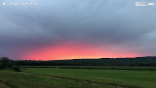 Cette cycliste a vu un coucher de soleil magnifique lors d'un orage