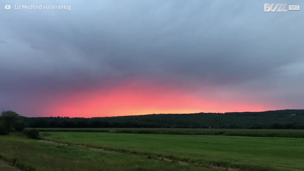 Cette cycliste a vu un coucher de soleil magnifique lors d'un orage