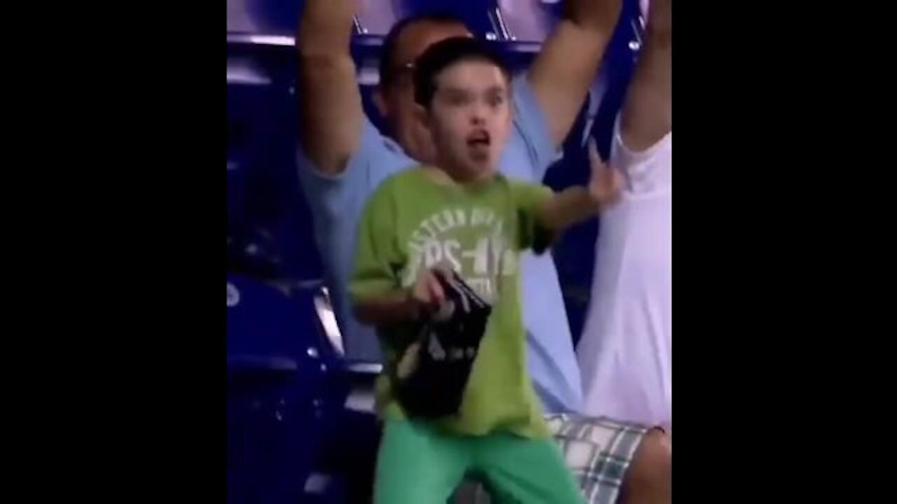 The child's reaction is very funny😍🤣