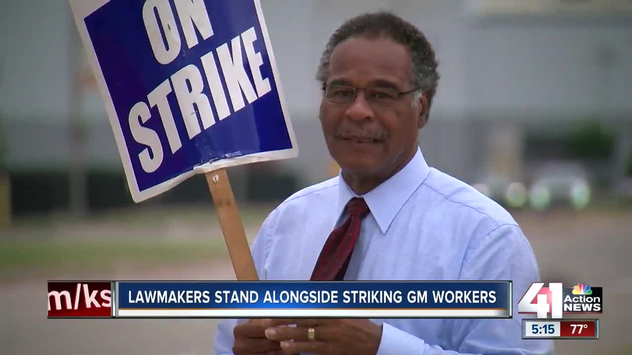 Lawmakers continue to join the UAW on strike