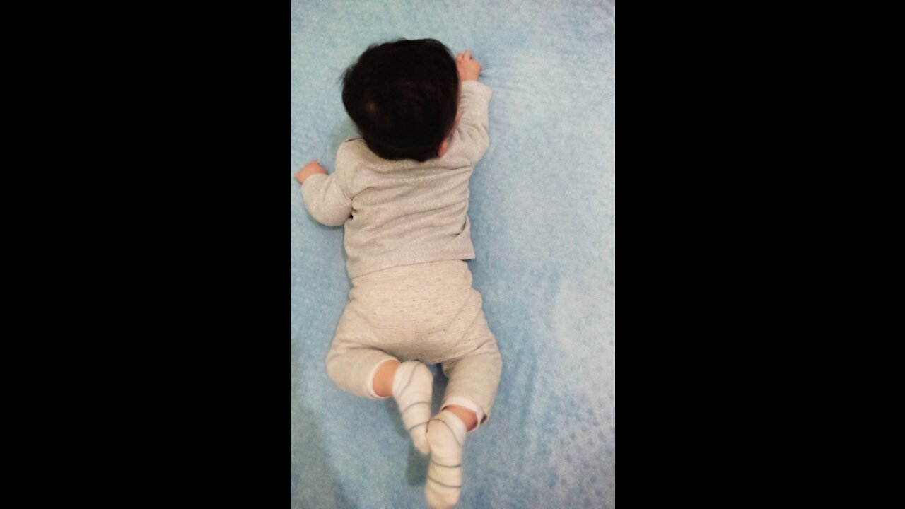 Can't stop laughing 😂😂 cute baby trying to stand up
