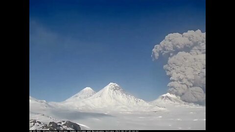 Intensa erupção vulcânica vem à tona no Extremo Oriente russo