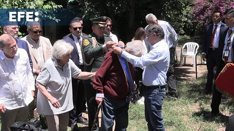 El presidente colombiano, Gustavo Petro, condecora a José Mujica con la Cruz de Boyacá