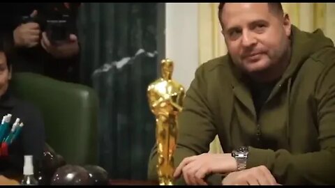 Sean Penn Gives His Oscar to Zelensky