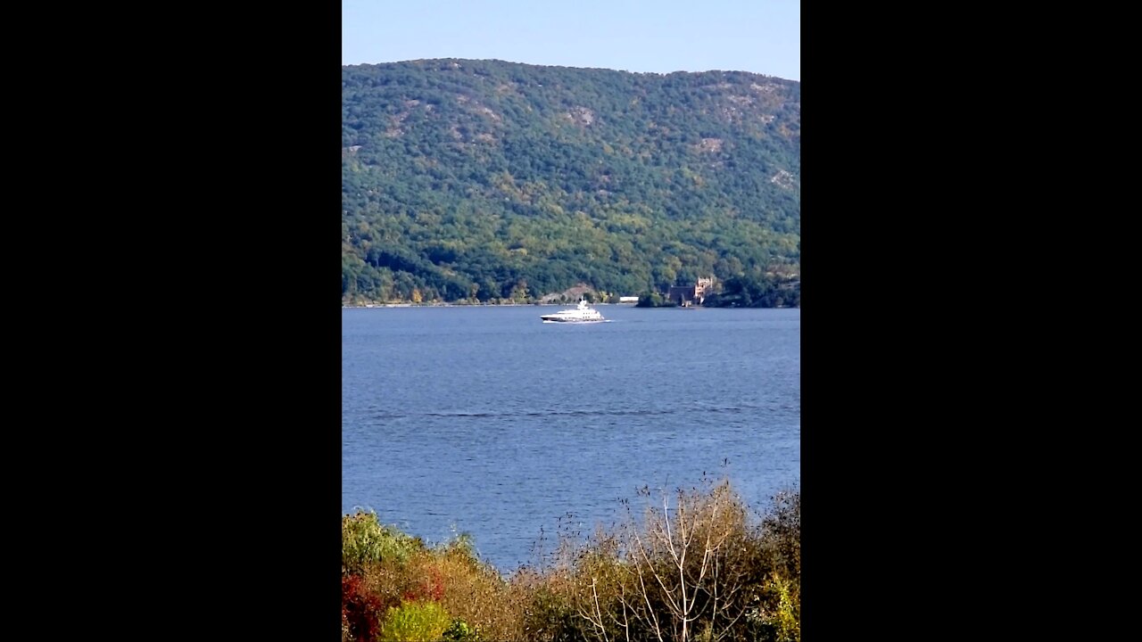 Hudson River Vessels. Gene Machine Yacht @ Newburgh Bay
