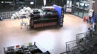 Des voleurs pulvérisent leur 4x4 pour dévaliser un commerce aux USA