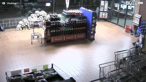 Des voleurs pulvérisent leur 4x4 pour dévaliser un commerce aux USA