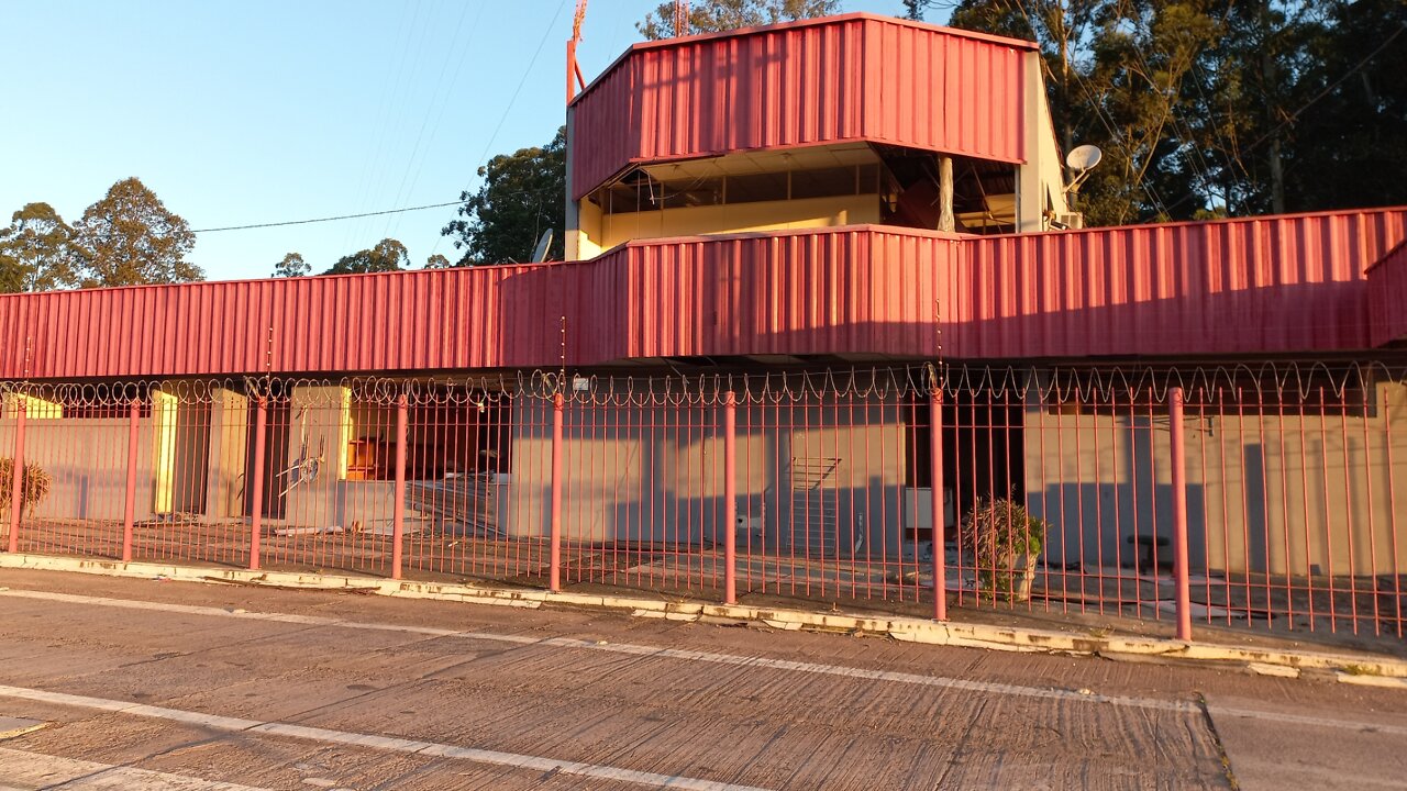 Pedágio desativado e abandonado na freeway em Gravataí/RS está sendo furtado e vandalizado