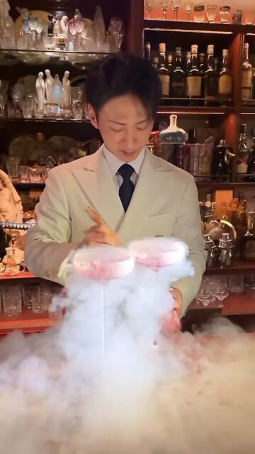 The bartender's singular drink-making style is particularly noteworthy 🍷#bartender