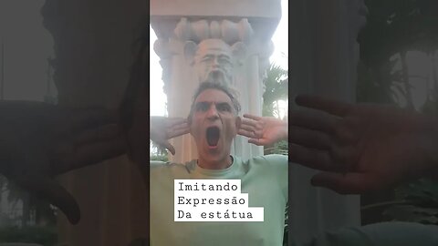 imitando expressão da estátua