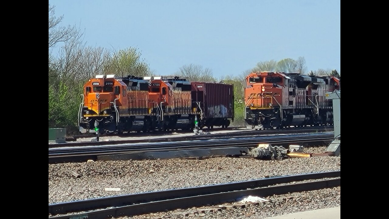 Railfanning at BNSF's Eola Yard 4,21,24