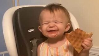 La réaction de ce bébé gourmand est adorable