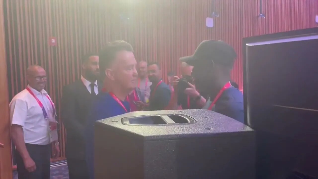 Louis van Gaal omhelst de journalist uit Senegal die groot fan van hem blijkt te zijn