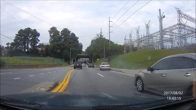 Lexus barely avoids crashing into Mercedes SLS