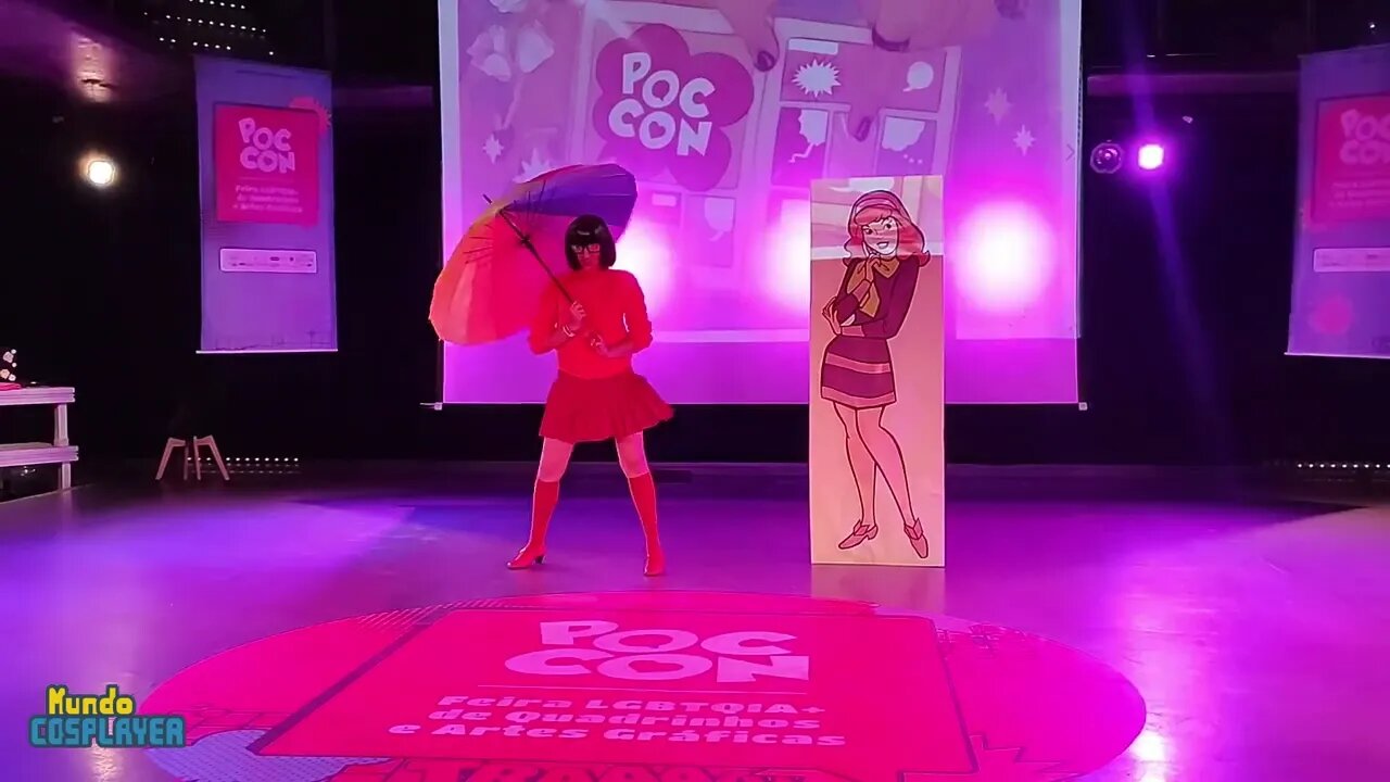 Apresentação Final de Velma de Scooby-Doo no Concurso Cosplay Lip Sync Challenge na Poc Con 2023