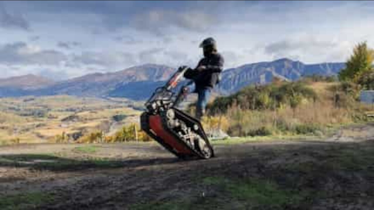 Cet homme pilote-t-il un tank ou une trottinette?