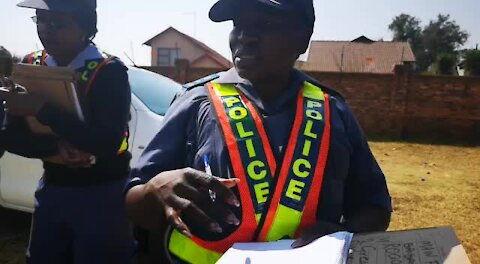 Female police officers recover 4 stolen vehicles at Johannesburg CBD roadblock (RSs)