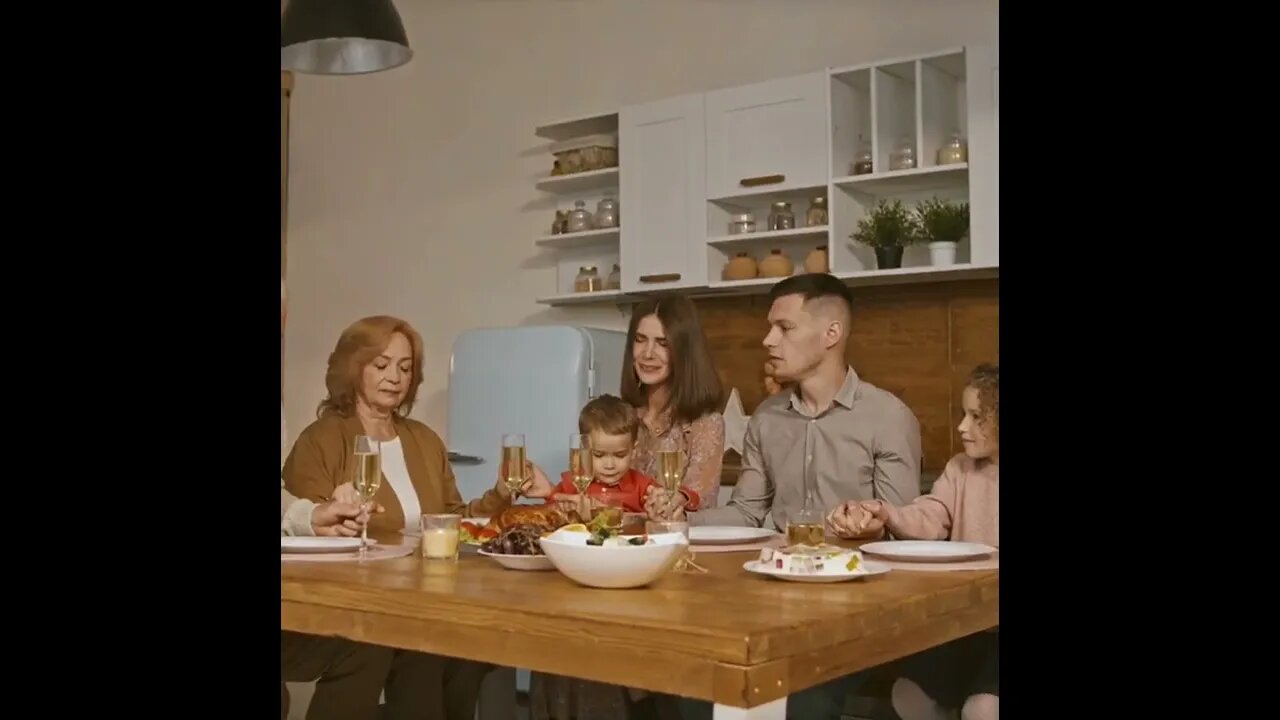 Thanksgiving 2022 | Family Praying #thanksgiving2022 #shorts #short #food #eating 1 Minute #1