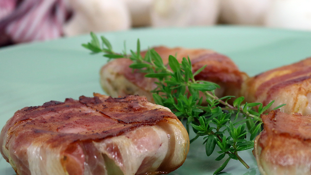 Gefüllte Champignons im Speckmantel