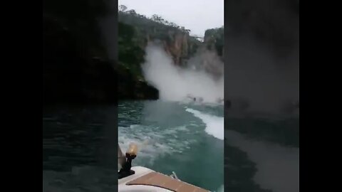 7死32伤3失踪 巴西一瀑布巨石突然崩落砸毁三艘观光船。据悉，在巨石崩落之前，有人曾大声警告，很多石头正在坠落，让其他观光船远离瀑布岩壁。《时刻新闻》2022年1月8日