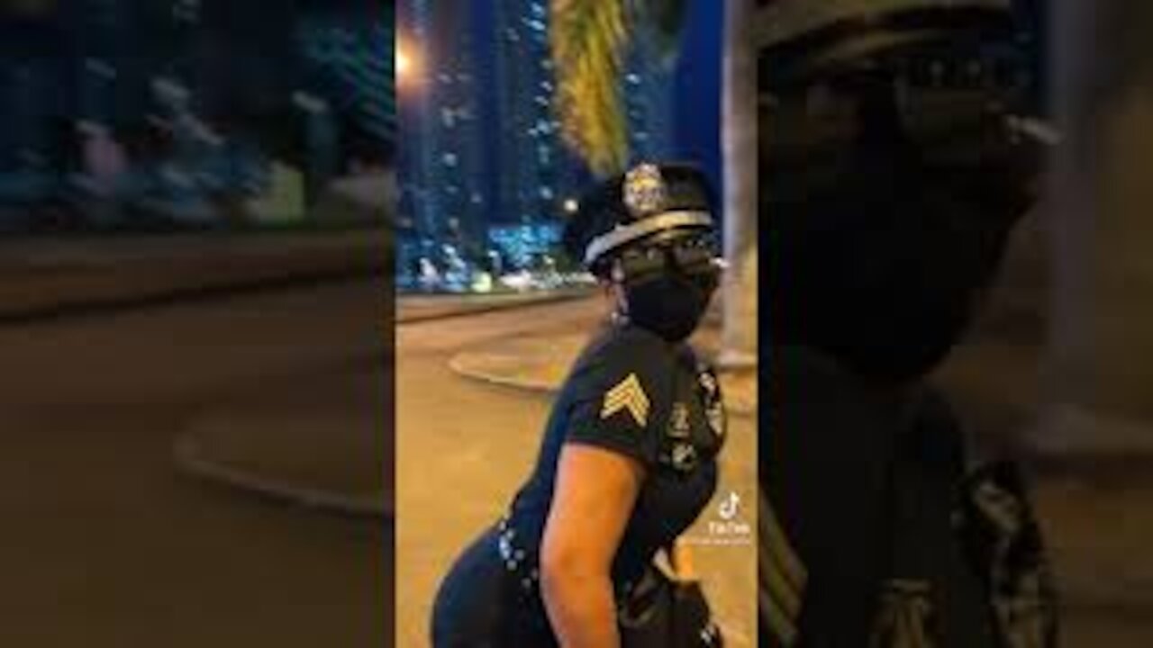 Mujer policia Bailando