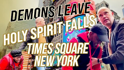 DEMONS CAME OUT - HOLY SPIRIT CAME IN AT TIMES SQUARE NEW YORK - THIS IS POWERFUL!