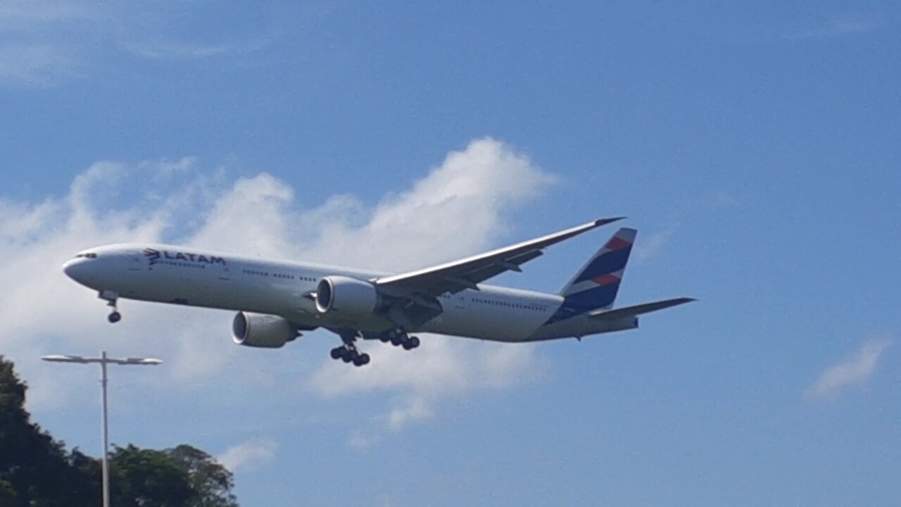 Boeing 777-300ER PT-MUE na aproximação final antes de pousar em Manaus vindo de Guarulhos