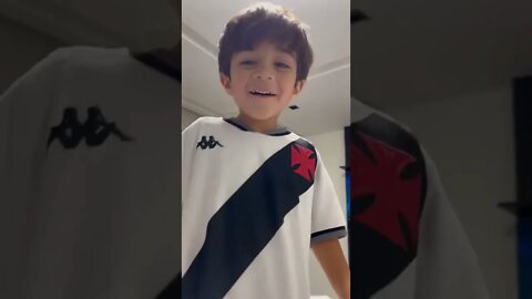 Filhos do zagueiros Luan comemorando a volta do Vasco a 1ª divisão