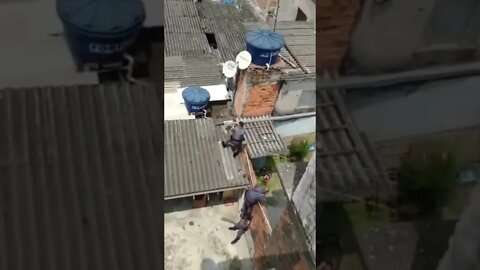 BANDIDO SE ESCONDE EM CAIXA D'ÁGUA 😂😂