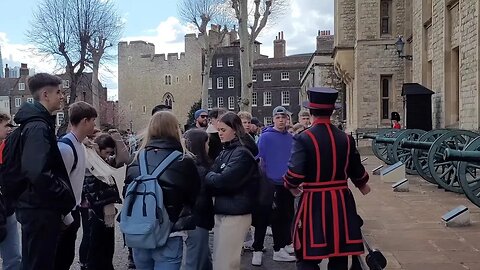 Beef eater moves disrespectful tourist #toweroflondon 13 April 2023