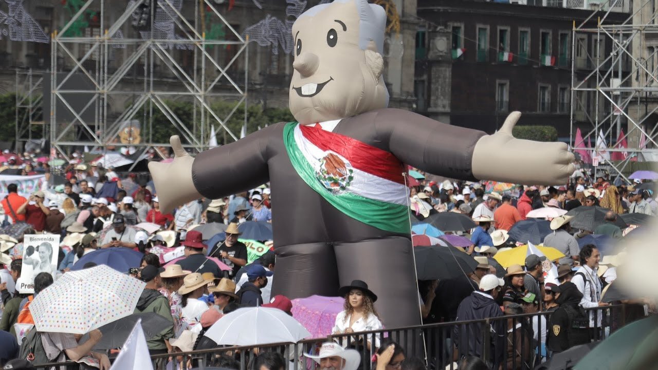 Zócalo capitalino vive un ambiente de fiesta previo al Sexto Informe de Gobierno de AMLO