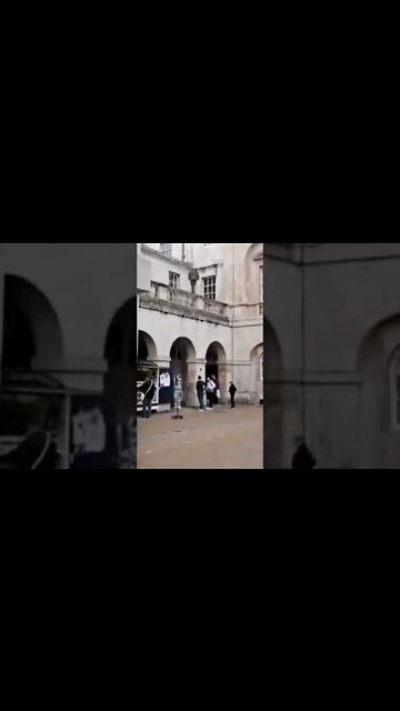stand clear of the arches #horseguardsparade