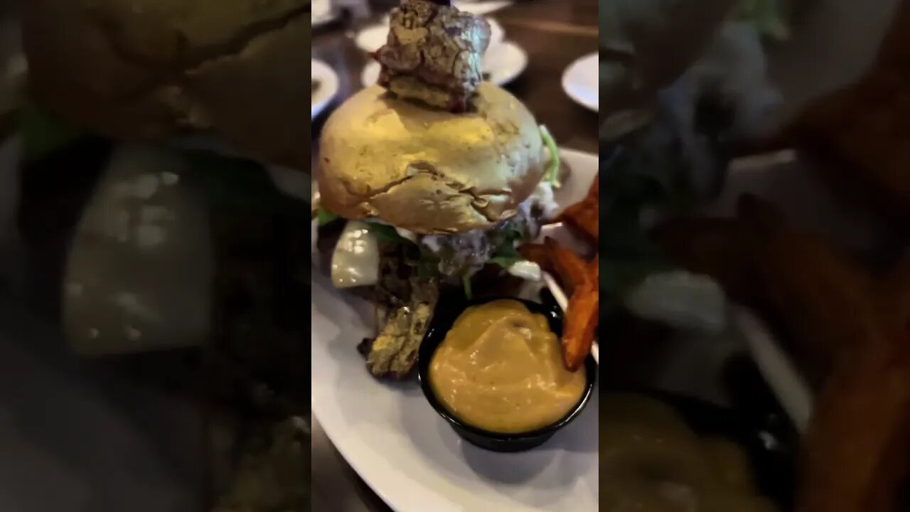 I went to Las Vegas and visited the famous @Slaters5050LV and got the 24k gold burger! [Netflix]