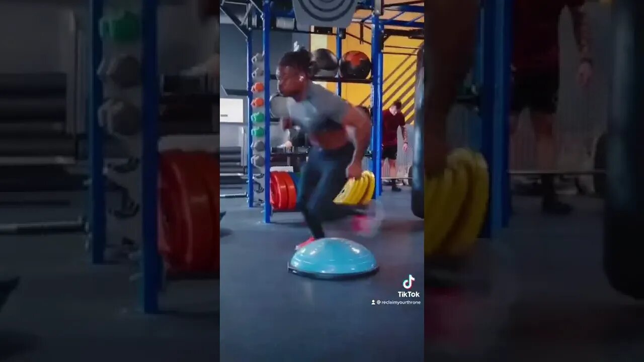 If you can’t see her collarbone call her an Uber home 👑