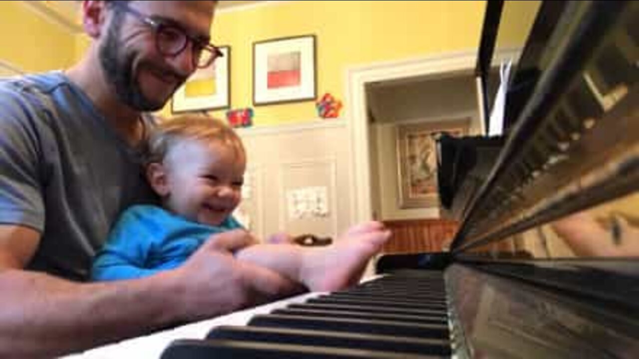 Baby spiller piano med føttene sine!