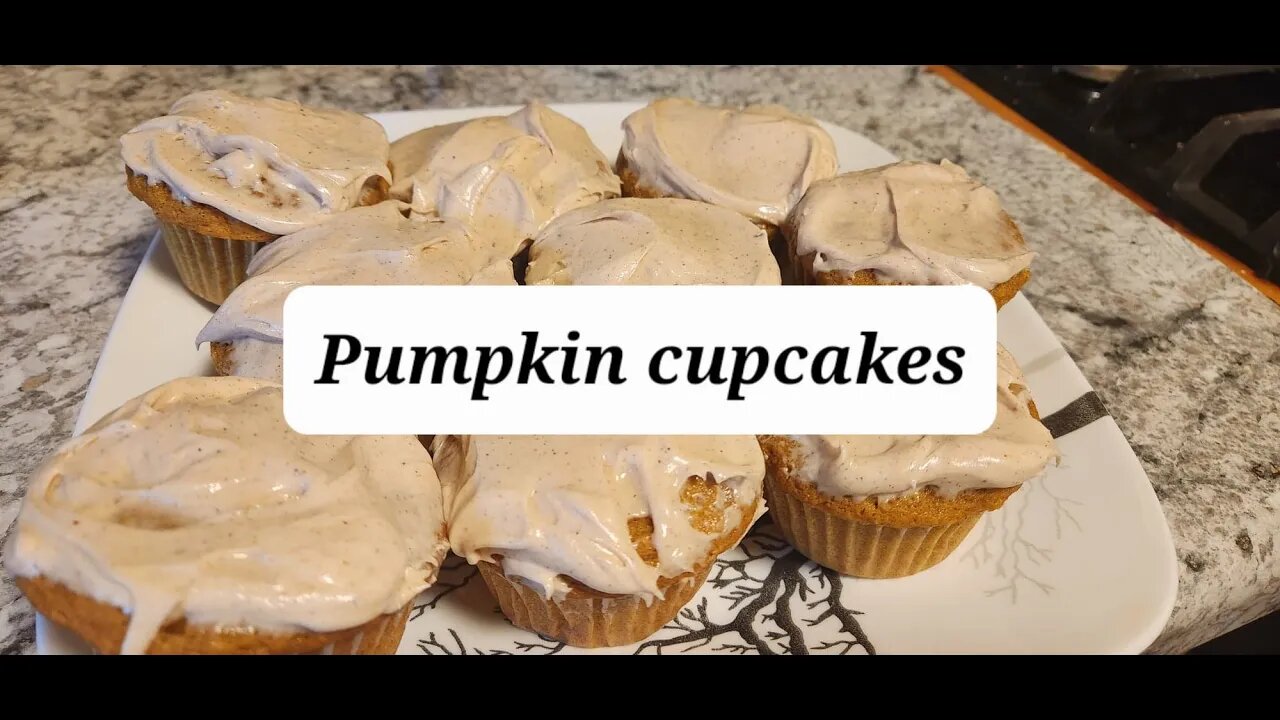 Pumpkin Cupcakes @Cozy Cottage Homestead It's a great pumpkin recipe exchange #happyharvest.