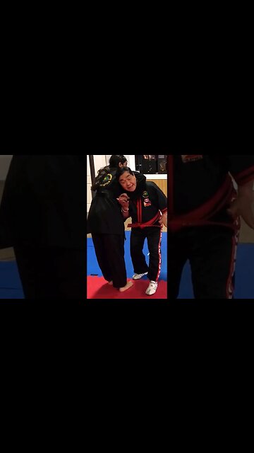 UFC Style Choking Locks😱😳#selfdefense #youtubeshorts #karate #capoeira #viralshort #fighting #viral